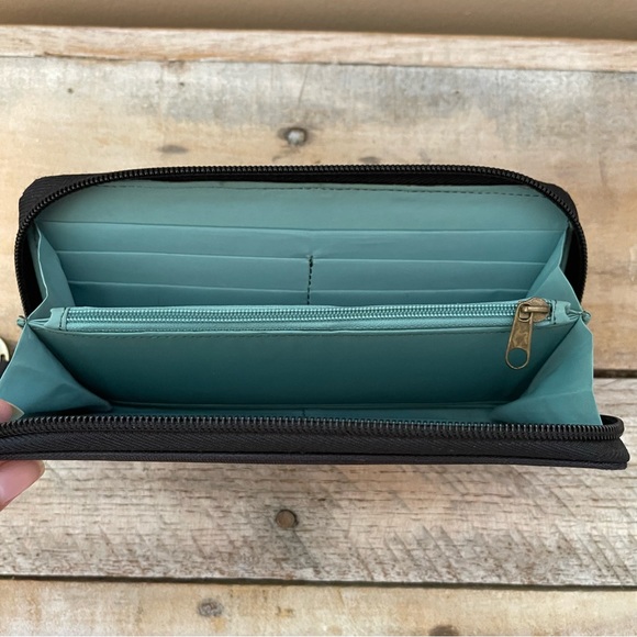 Travelon Signature Pleated Black Zipper Wallet - Picture 5 of 9